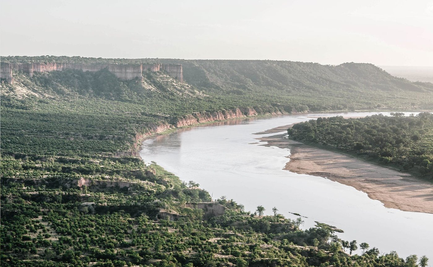 Luchtfoto van de Save River die kronkelt door de gorge onder Chilo Gorge Safari Lodge.