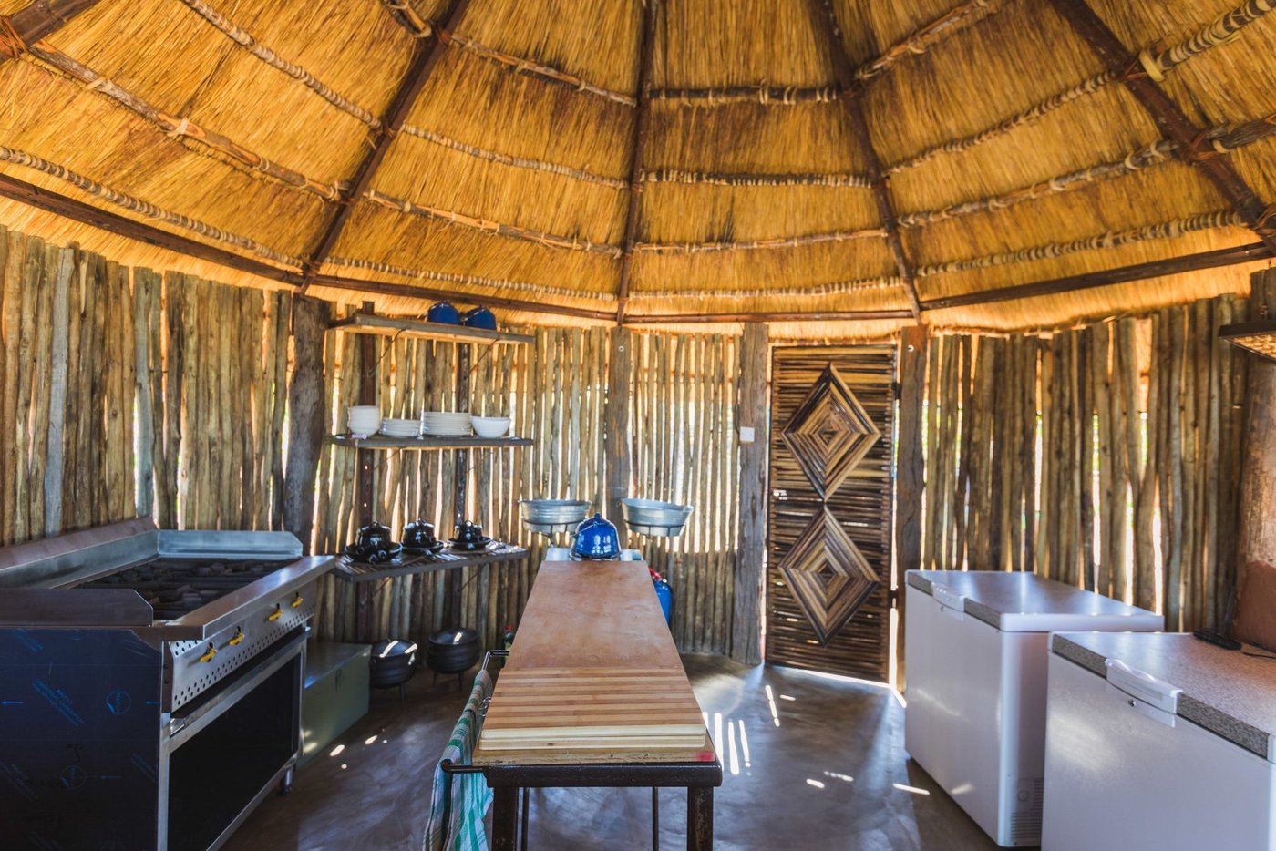 Een zelfvoorzieningskeuken met gasoven voor gasten bij Mananga Camps.