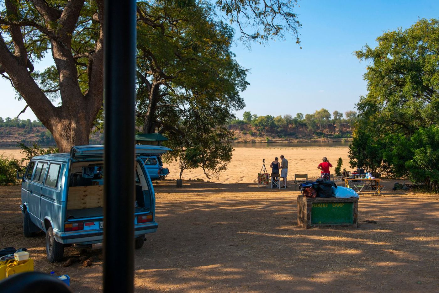 Wilderniscampen in Gonarezhou bieden een schaduwrijke kampeerplaats aan de rivier voor zelfvoorzienend kamperen.